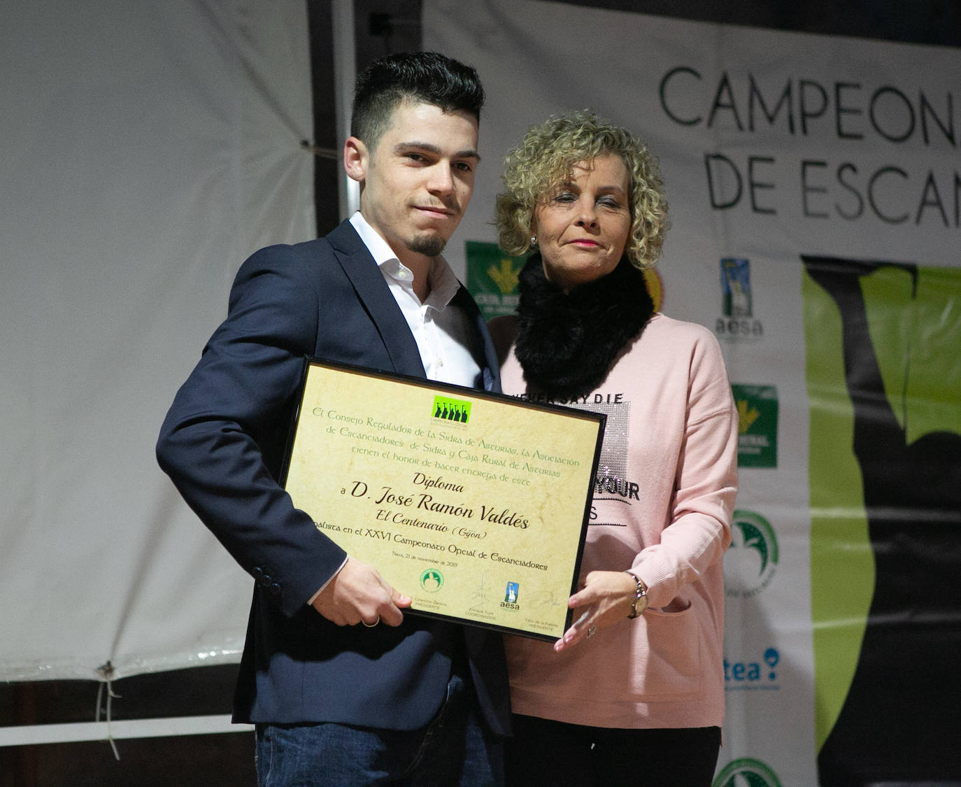 El camarero de la sidrería El Madreñeru de Pola de Siero ha sido el décimo séptimo en conseguirlo