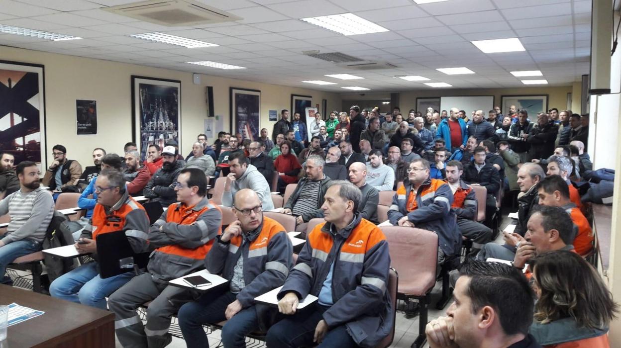 Multitudinaria asamblea de trabajadores de Arcelor convocada ayer por el ajuste de la acería. 