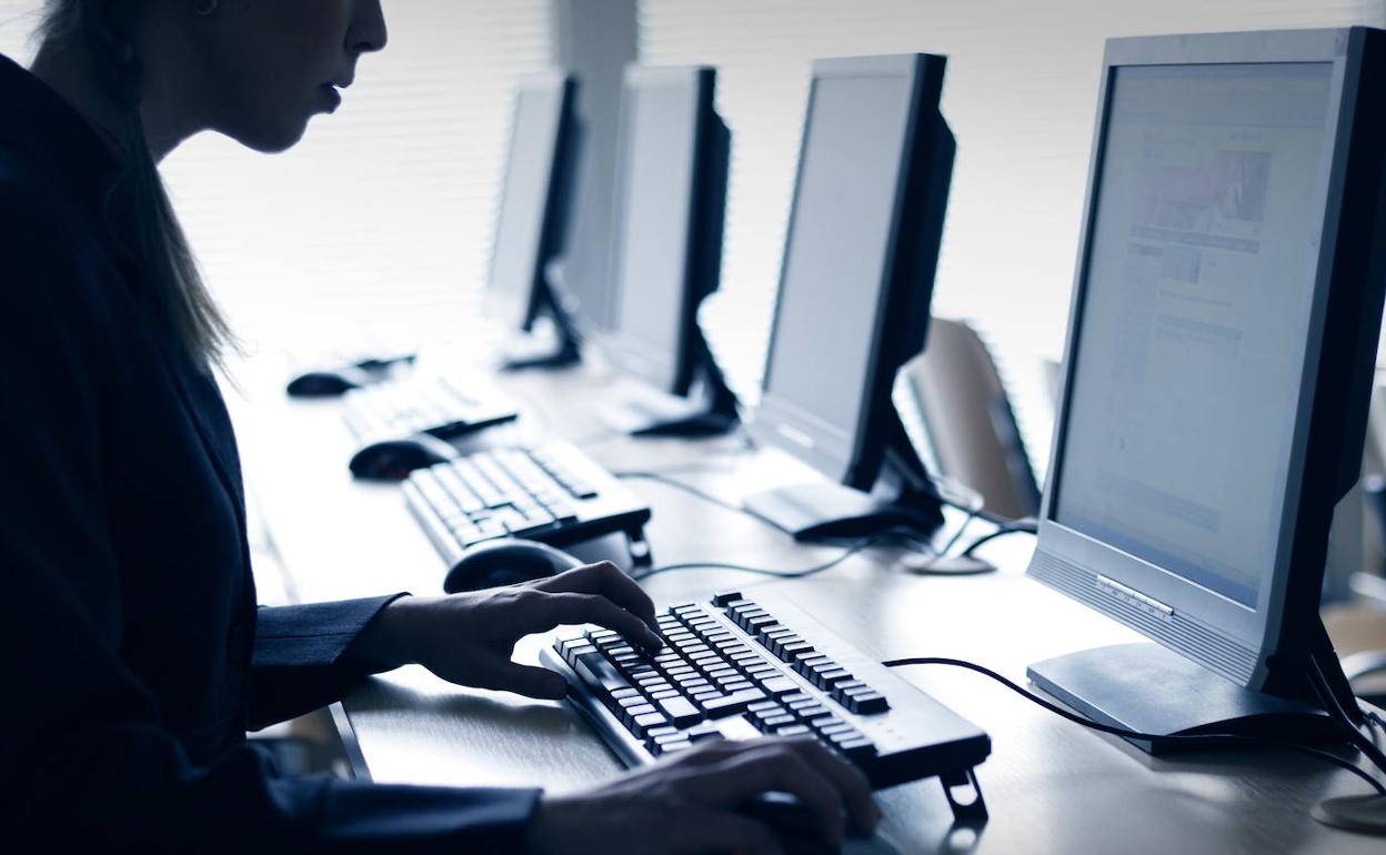 Juzgan a un hombre por coaccionar durante meses a una compañera de trabajo con la que quería una relación