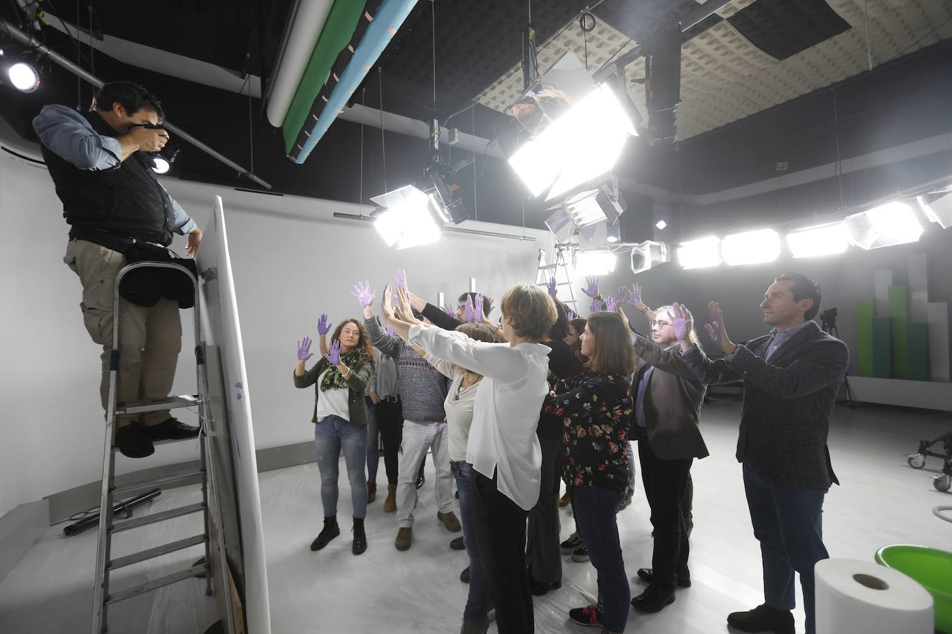 Los trabajadores de EL COMERCIO queremos expresar, hoy 25-N, nuestro rotundo rechazo a la violencia de género. Con nuestras manos en el color que simboliza la lucha contra esta lacra social nos sumamos a las voces que claman para que no haya una mujer asesinada ni maltratada más a manos de sus parejas. Ninguna más y ninguno de los niños de nuestra sociedad menos. Ese es nuestro compromiso. 