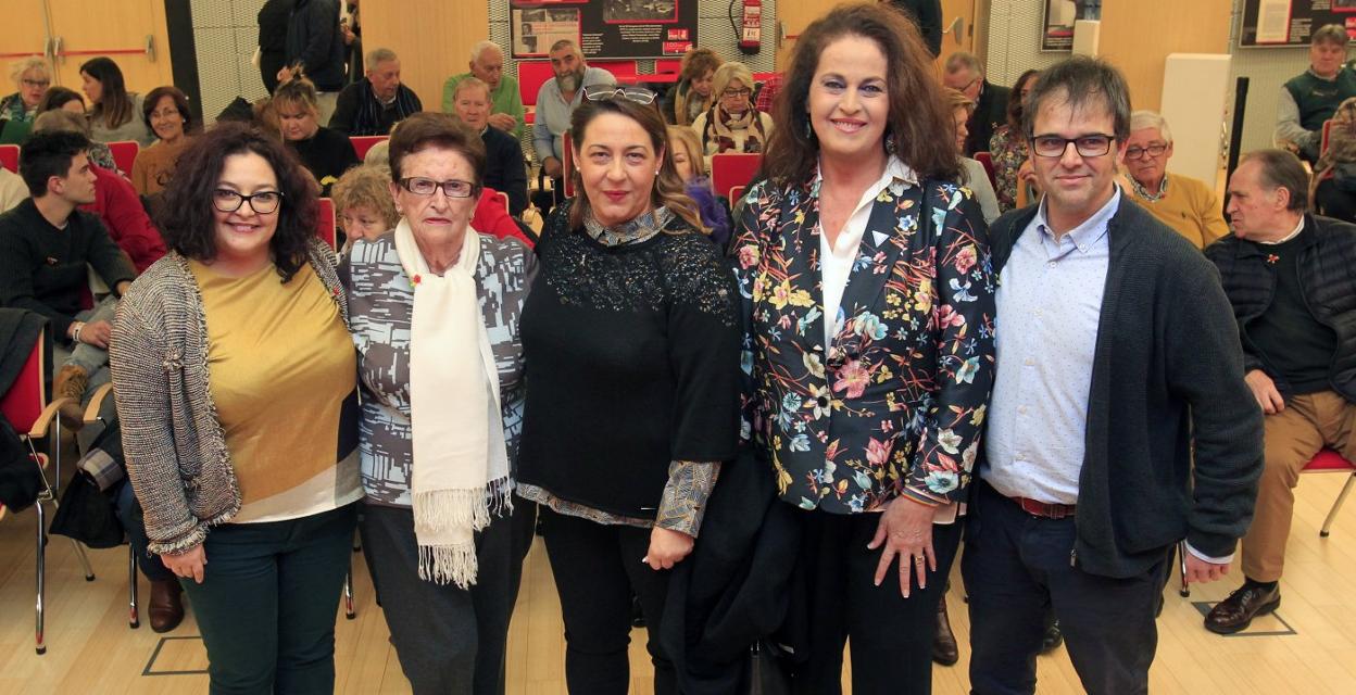 Los miembros de la Amso junto a Carla Antonelli. 