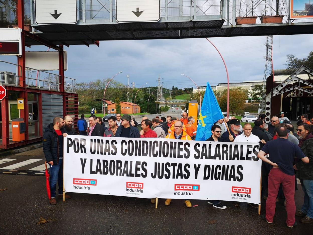 Concentración de trabajadores de Arcelor, en Trasona. :: MARIETA