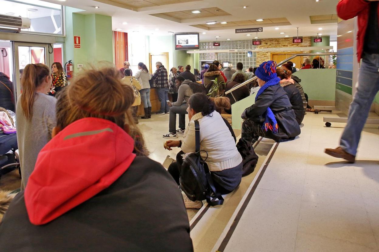 Solicitantes de la renta social en el Ateneo de La Calzada. 