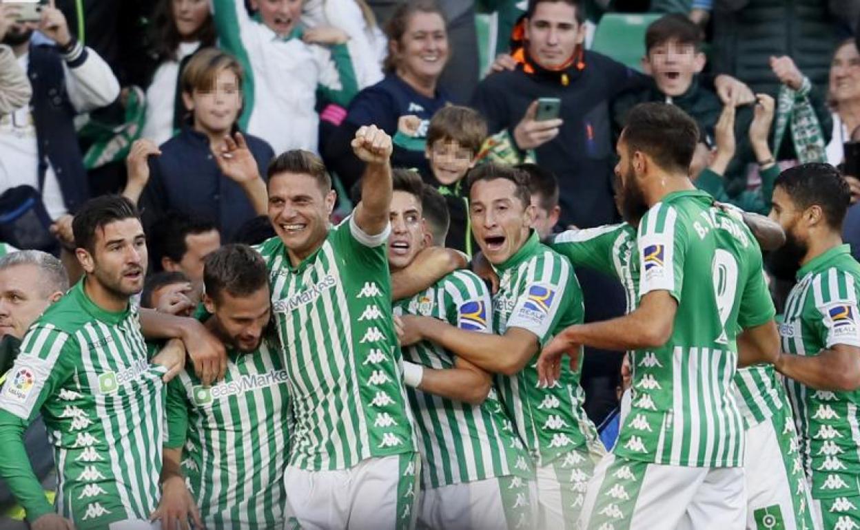 Joaquín agarra a Canales durante la celebración del 2-1.