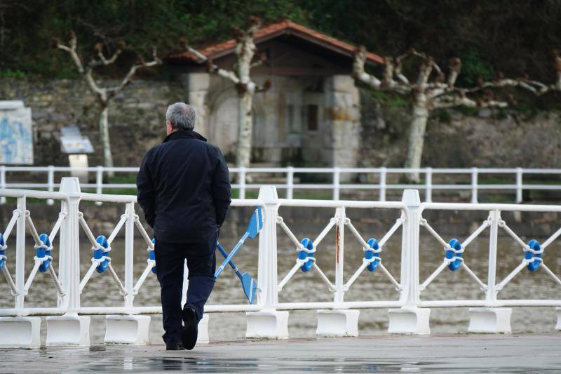 El paso de la borrasca 'Cecilia' por el Cantábrico ha dejado esta noche en Asturias fuertes rachas de viento y abundante lluvia