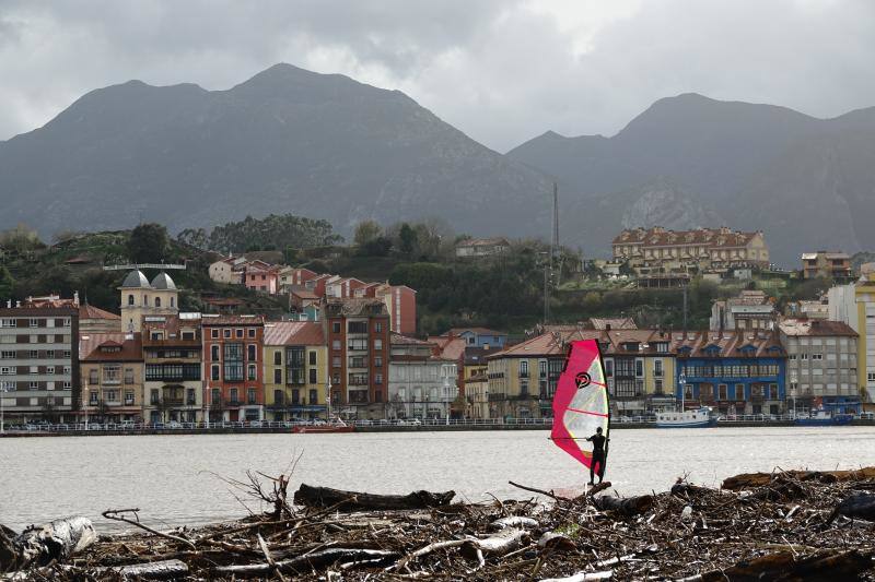 El paso de la borrasca 'Cecilia' por el Cantábrico ha dejado esta noche en Asturias fuertes rachas de viento y abundante lluvia
