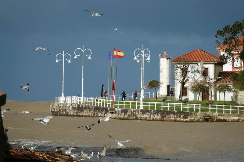 El paso de la borrasca 'Cecilia' por el Cantábrico ha dejado esta noche en Asturias fuertes rachas de viento y abundante lluvia