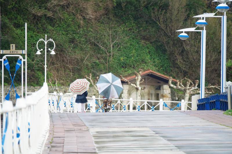 El paso de la borrasca 'Cecilia' por el Cantábrico ha dejado esta noche en Asturias fuertes rachas de viento y abundante lluvia