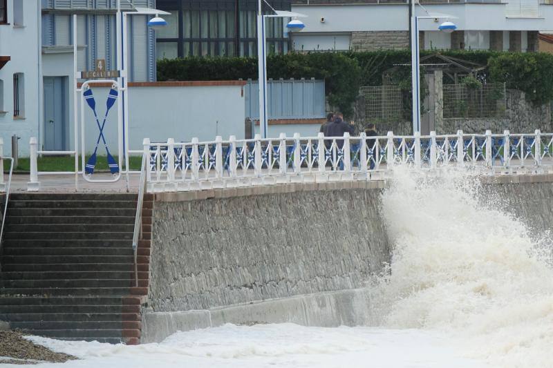 El paso de la borrasca 'Cecilia' por el Cantábrico ha dejado esta noche en Asturias fuertes rachas de viento y abundante lluvia