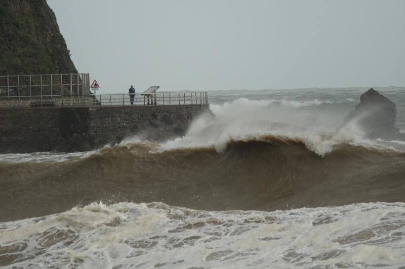 El paso de la borrasca 'Cecilia' por el Cantábrico ha dejado esta noche en Asturias fuertes rachas de viento y abundante lluvia
