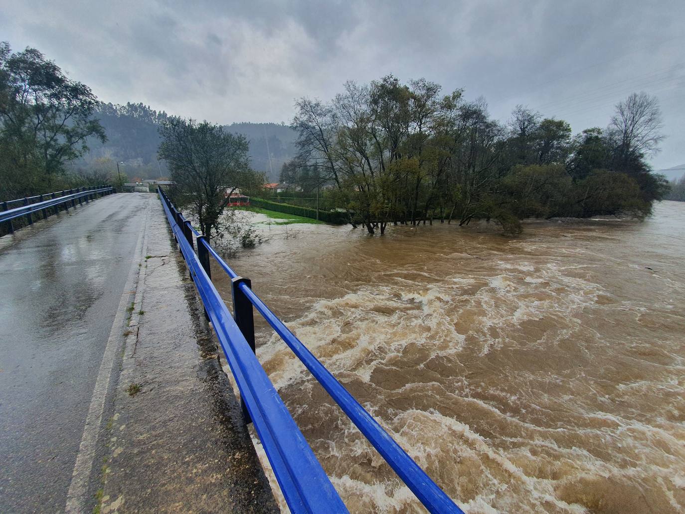 El paso de la borrasca 'Cecilia' por el Cantábrico ha dejado esta noche en Asturias fuertes rachas de viento y abundante lluvia