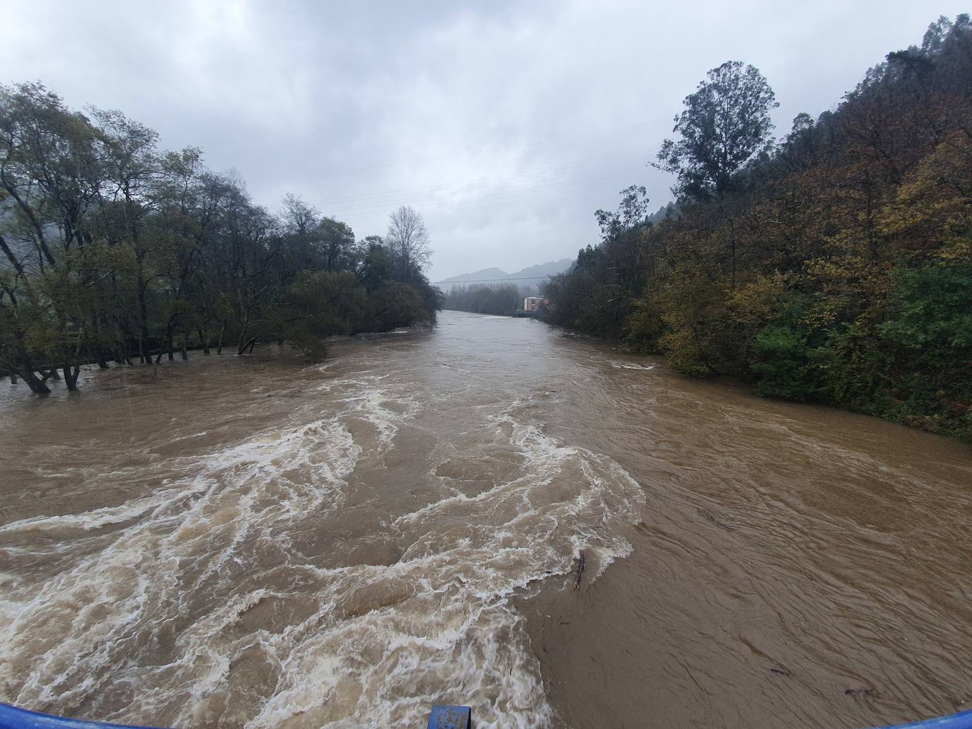 El paso de la borrasca 'Cecilia' por el Cantábrico ha dejado esta noche en Asturias fuertes rachas de viento y abundante lluvia