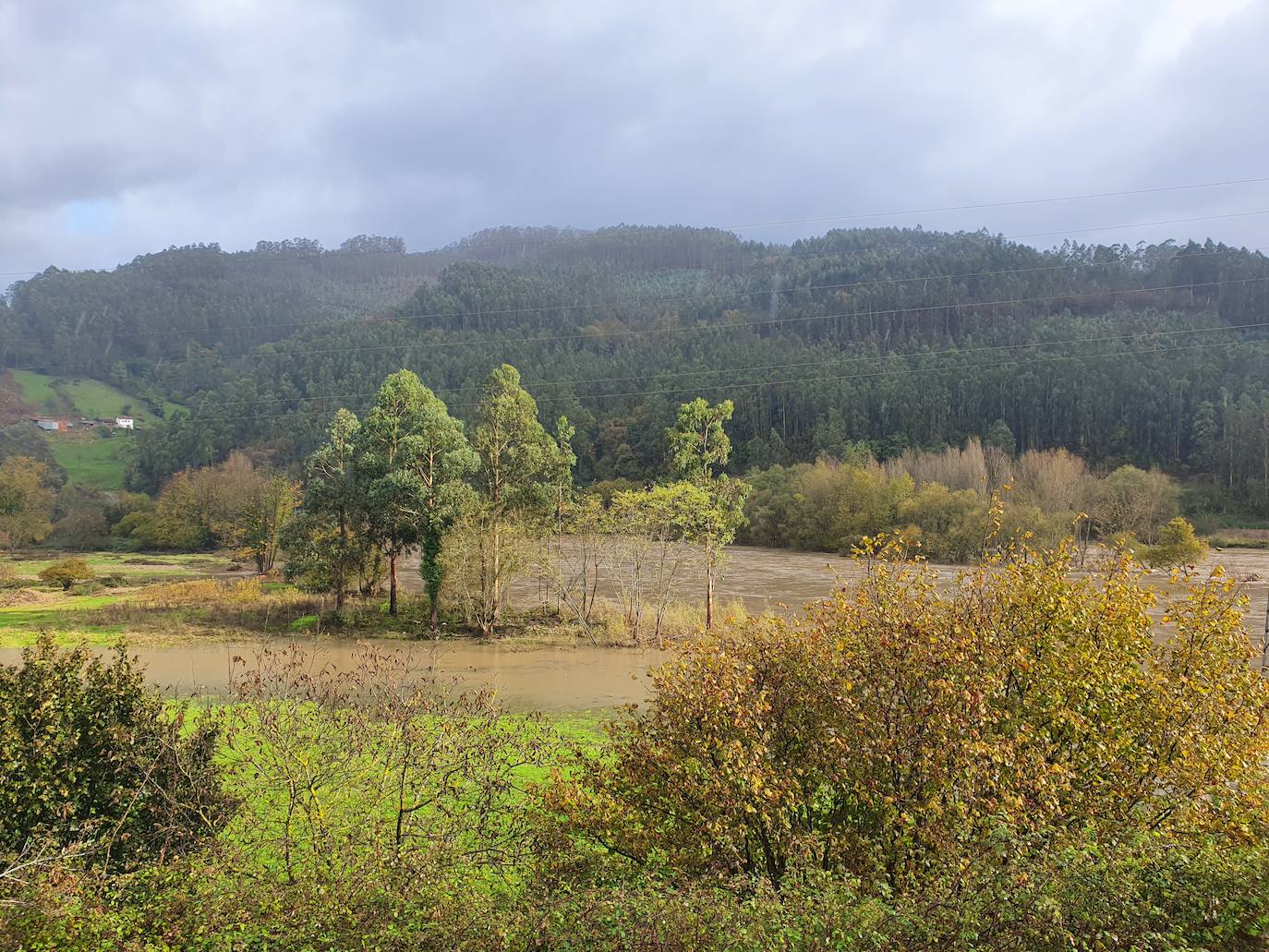 El paso de la borrasca 'Cecilia' por el Cantábrico ha dejado esta noche en Asturias fuertes rachas de viento y abundante lluvia