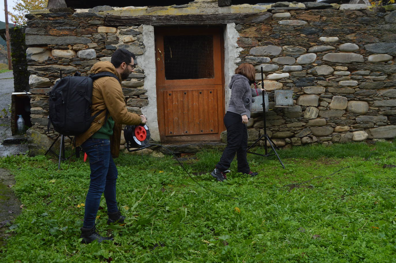 El director gallego, Adrián G. Bermúdez regresa a la aldea familiar de San Román, en Ibias, para rodar su primer cortometraje, 'Ollar o monte verde' (Mirar el monte verde). 