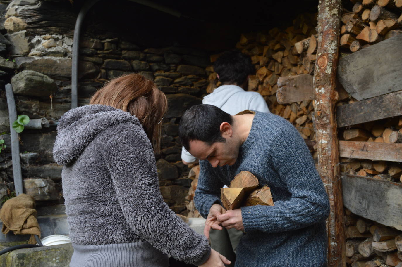 El director gallego, Adrián G. Bermúdez regresa a la aldea familiar de San Román, en Ibias, para rodar su primer cortometraje, 'Ollar o monte verde' (Mirar el monte verde). 