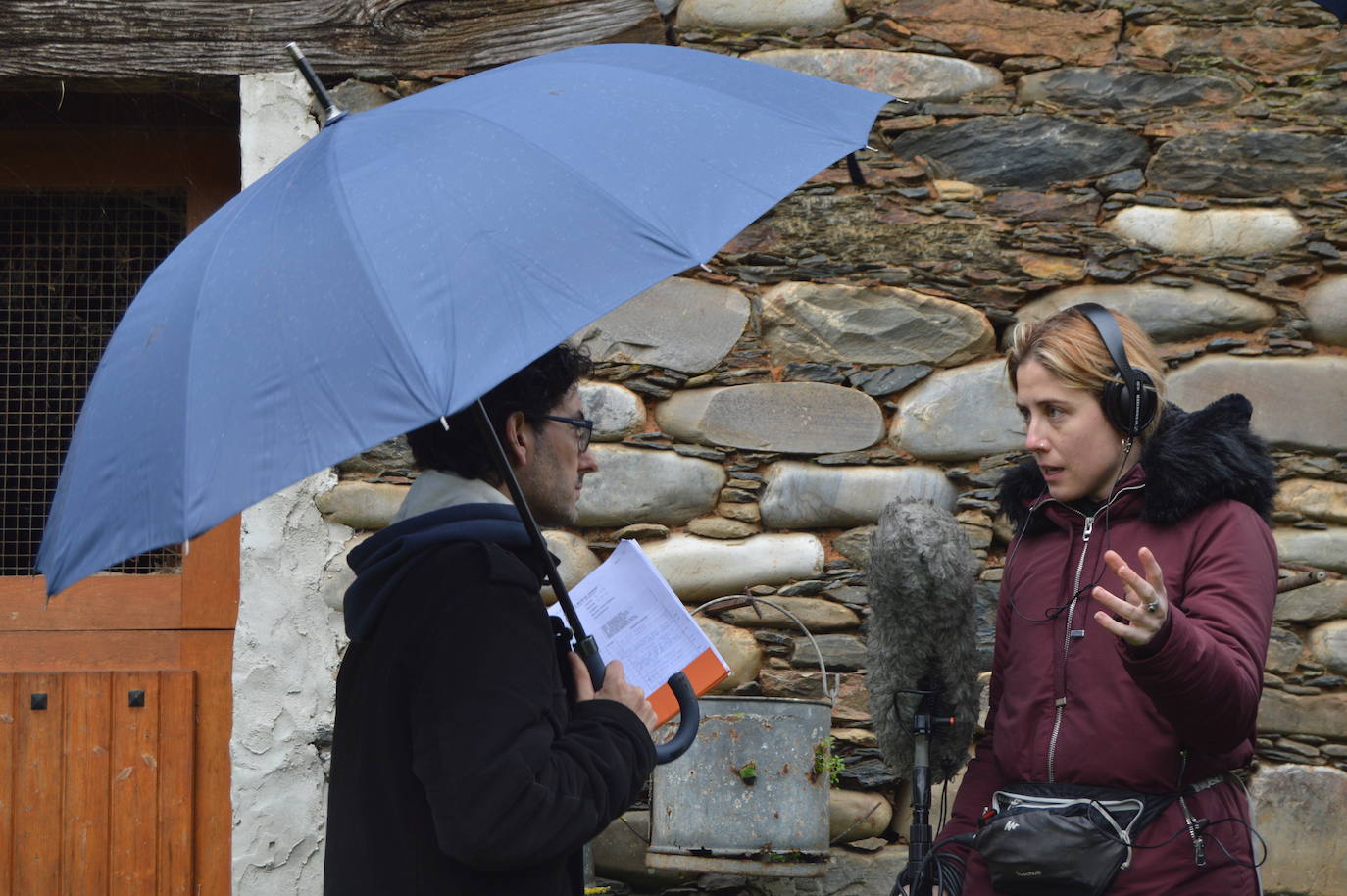 El director gallego, Adrián G. Bermúdez regresa a la aldea familiar de San Román, en Ibias, para rodar su primer cortometraje, 'Ollar o monte verde' (Mirar el monte verde). 