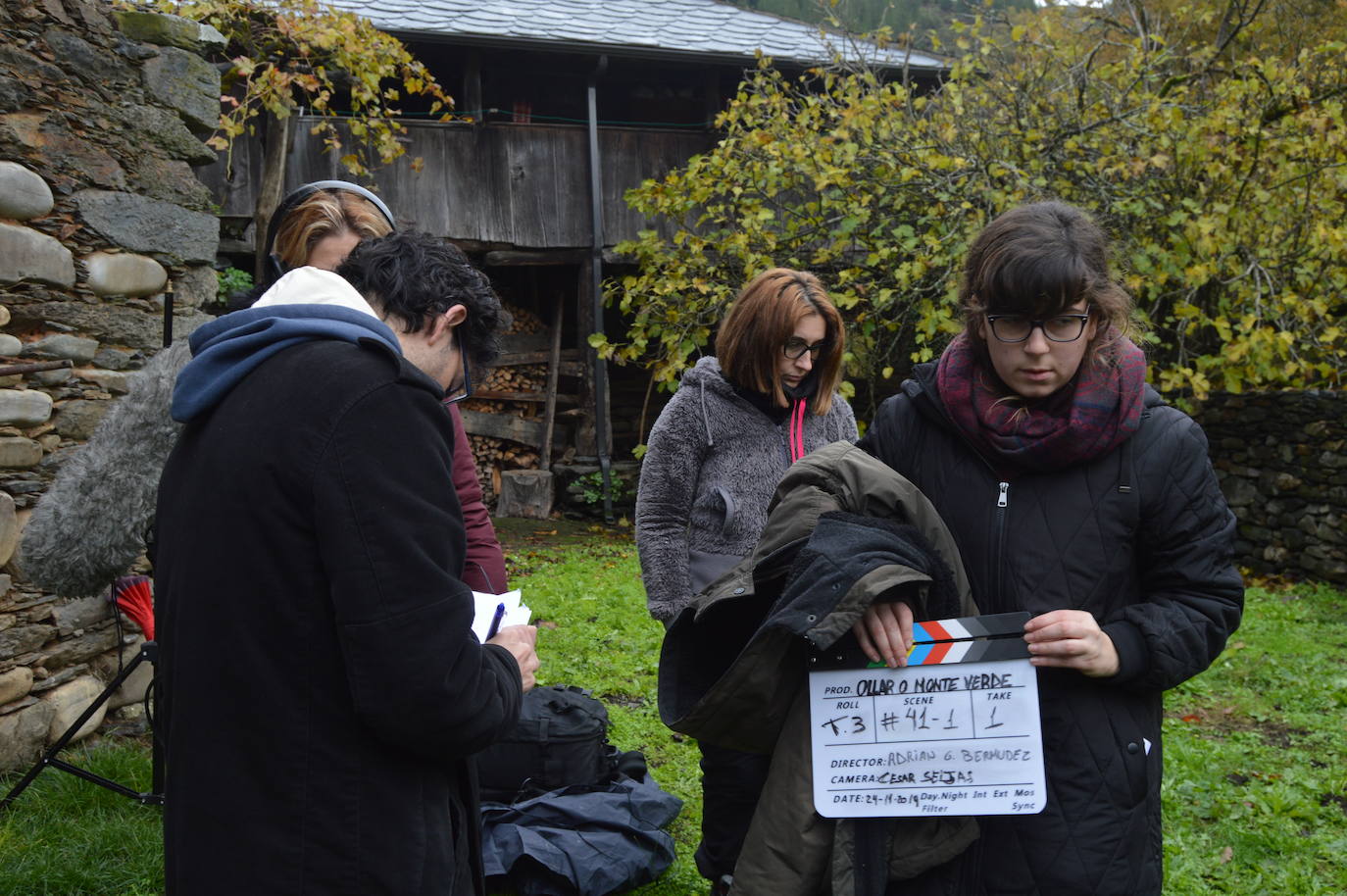 El director gallego, Adrián G. Bermúdez regresa a la aldea familiar de San Román, en Ibias, para rodar su primer cortometraje, 'Ollar o monte verde' (Mirar el monte verde). 