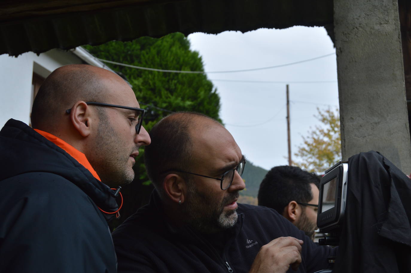 El director gallego, Adrián G. Bermúdez regresa a la aldea familiar de San Román, en Ibias, para rodar su primer cortometraje, 'Ollar o monte verde' (Mirar el monte verde). 