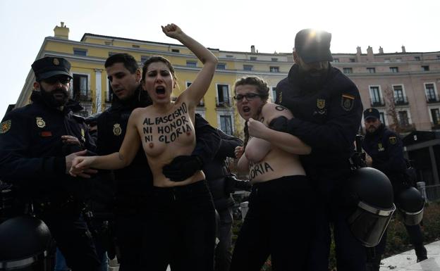 La Policía Nacional frena a miembros del movimiento feminista Femen.