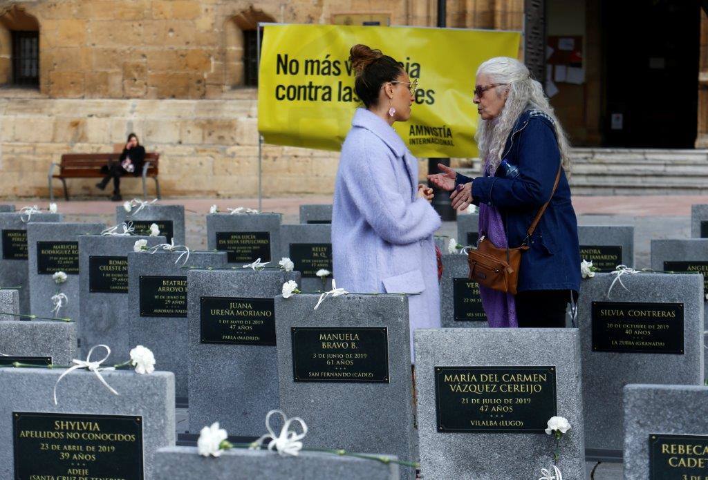 Numerosas localidades asturianas se han sumado hoy a los actos del 25-N, para expresa su repulsa ante los crímenes de la violencia machista. 