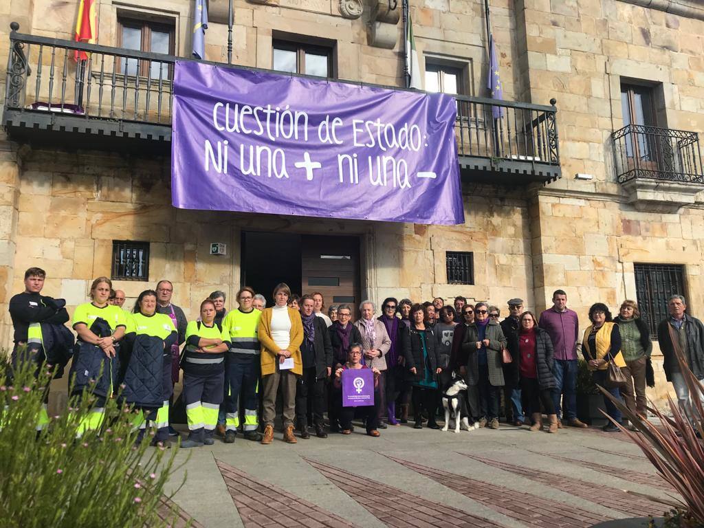 Numerosas localidades asturianas se han sumado hoy a los actos del 25-N, para expresa su repulsa ante los crímenes de la violencia machista. 