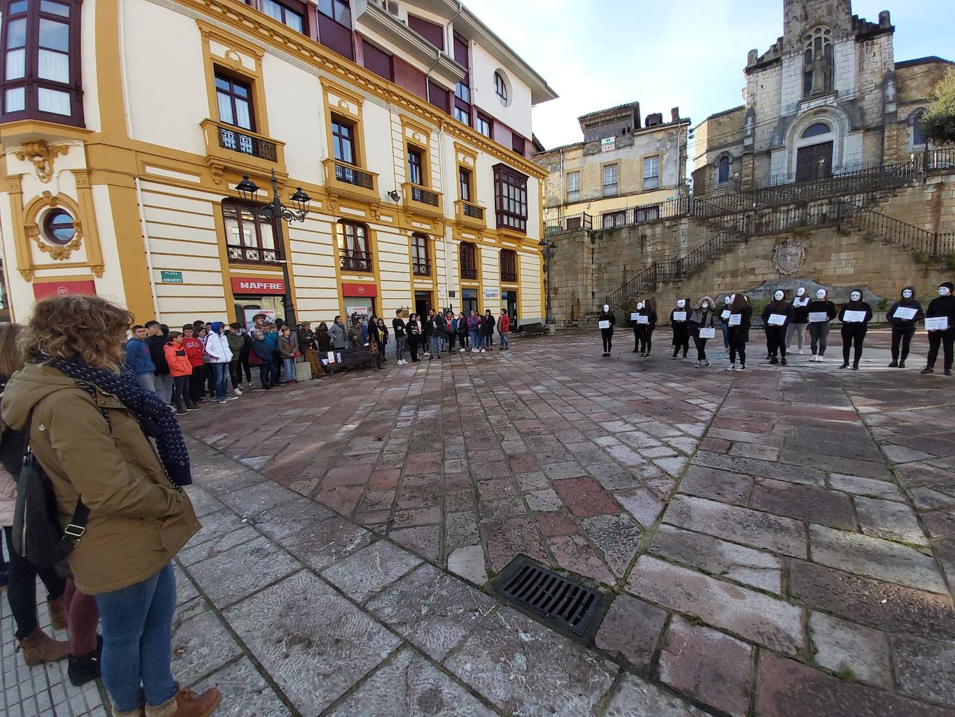 Numerosas localidades asturianas se han sumado hoy a los actos del 25-N, para expresa su repulsa ante los crímenes de la violencia machista. 