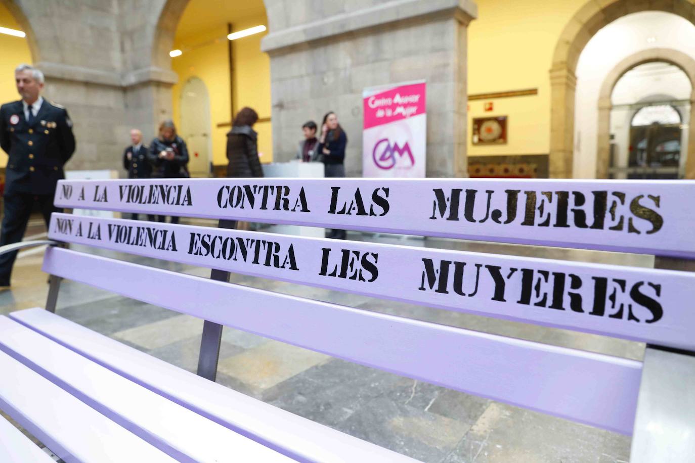 Numerosas localidades asturianas se han sumado hoy a los actos del 25-N, para expresa su repulsa ante los crímenes de la violencia machista. 