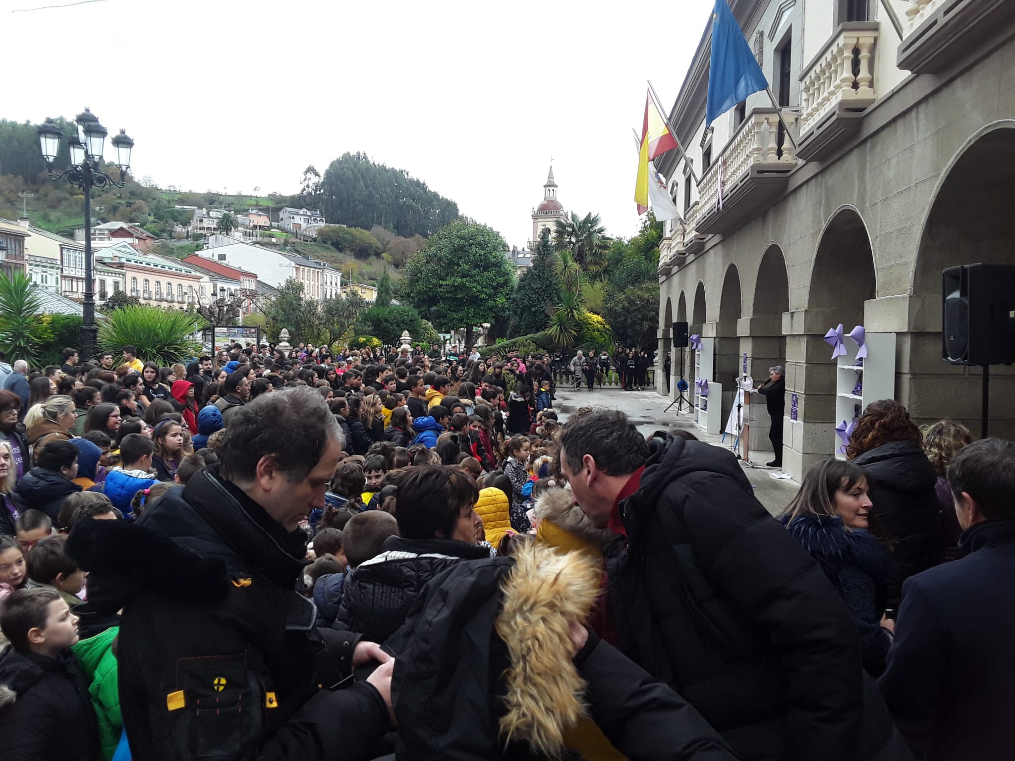 Numerosas localidades asturianas se han sumado hoy a los actos del 25-N, para expresa su repulsa ante los crímenes de la violencia machista. 