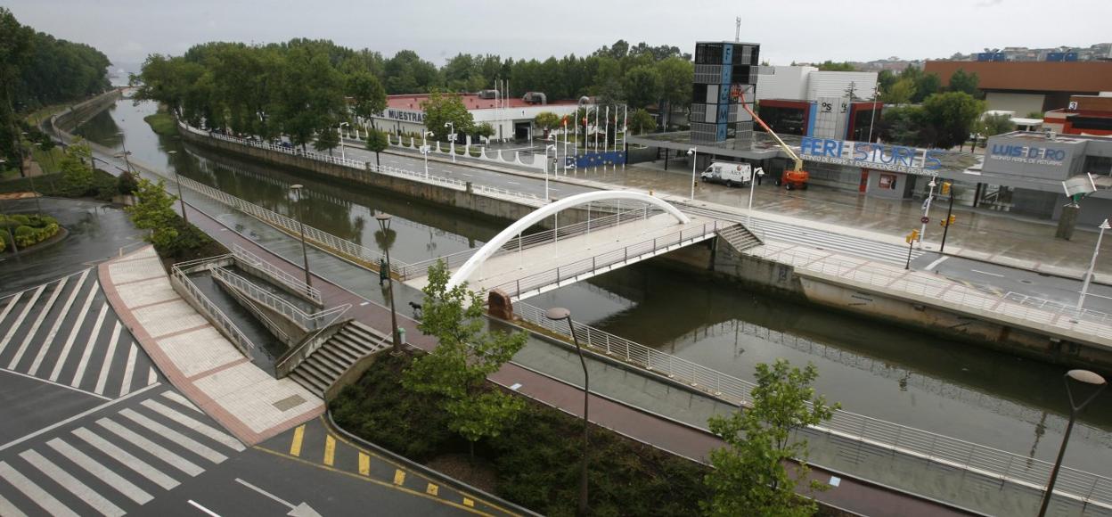 El recinto ferial Luis Adaro y el puente sobre el Piles, vistos desde la grada norte del estadio de El Molinón. 