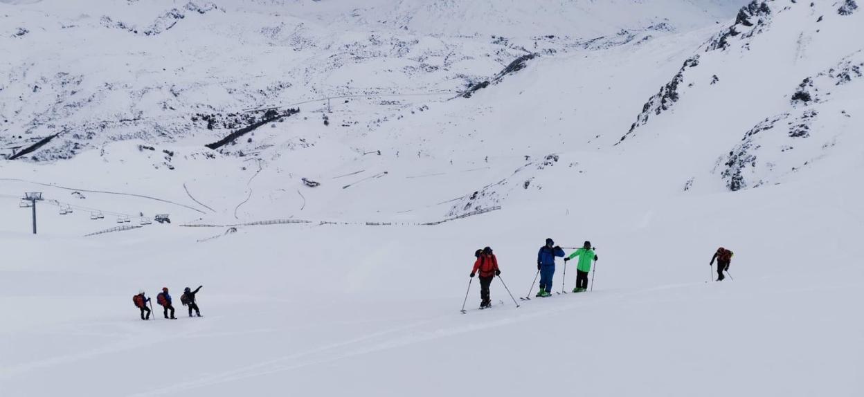 Varios deportistas aprovechan la nieve caída estos días para practicar esquí de travesía. 