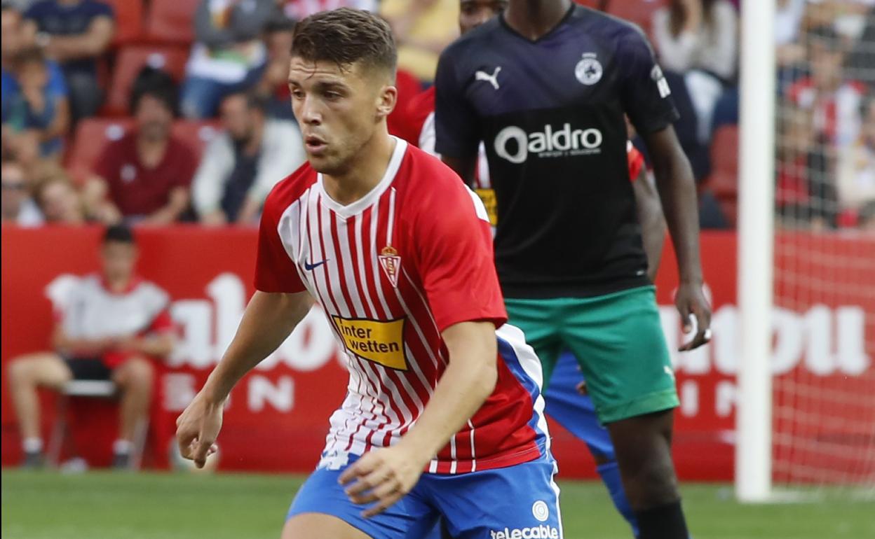 Nacho Méndez, durante un partido en El Molinón. 