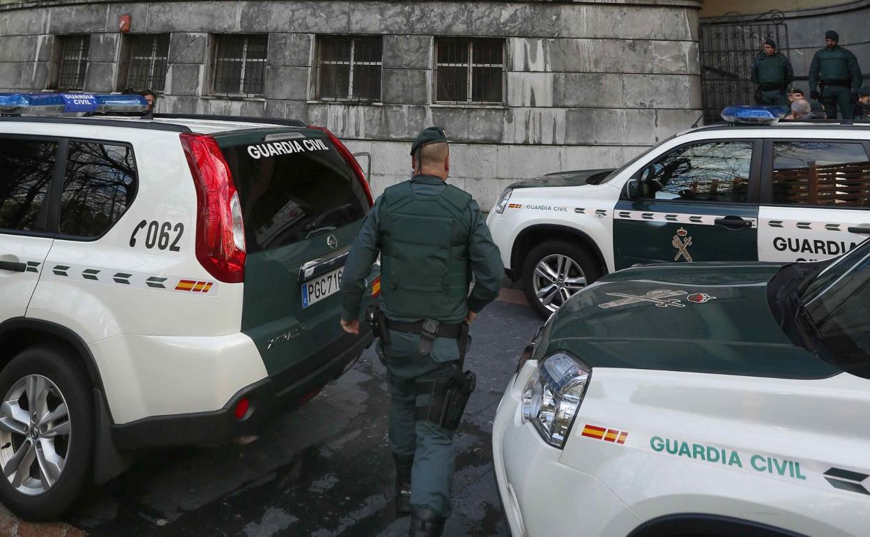 Registro de la Guardia Civil en la sede de UGT. 