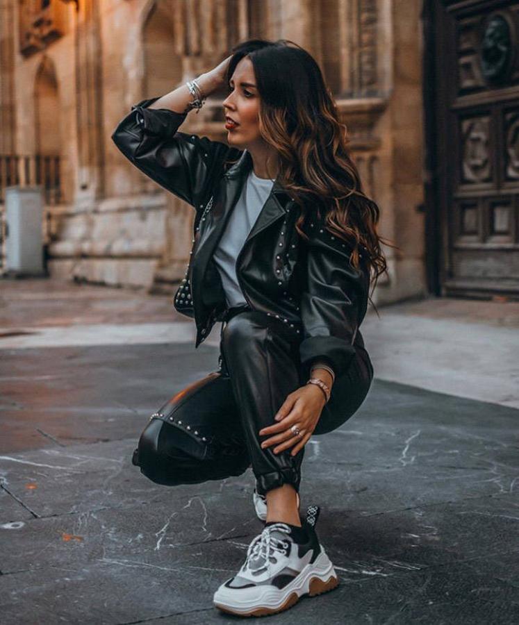 Ir a la última no está reñido con la comodidad y la evidencia de ello es que este otoño las zapatillas de hacer deporte y las míticas Converse están siendo las grandes protagonistas de la mayoría de looks. Y no nos extraña porque, además de cómodas, son fáciles de combinar y son la versatilidad personificada. De hecho, podrás llevarlas a la oficina, para una salir a tomar algo, para un look de diario más informal e incluso para un evento... Todo depende del look en el que las incluyas. Aquí te proponemos las ideas más inspiradoras con las que los rostros más conocidos de las redes sociales nos han conquistado esta temporada ¿Te apuntas a llevarlas?