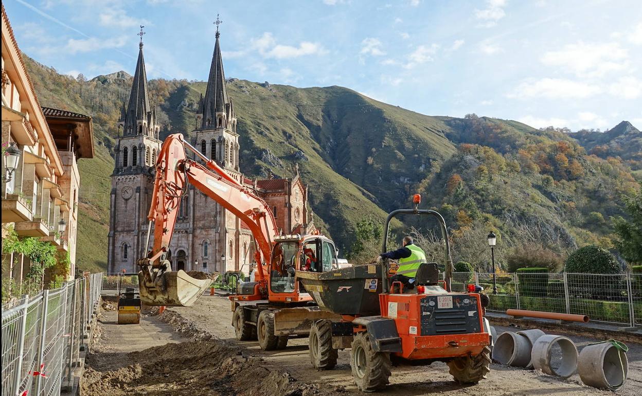 Las obras avanzan en Covadonga en el primer día con cortes al tráfico