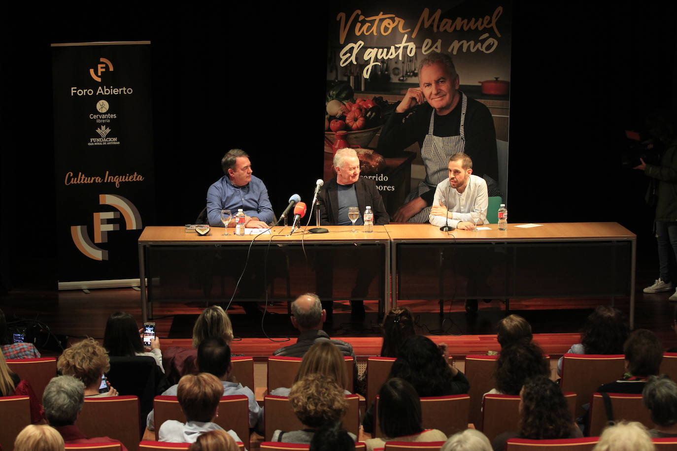 El cantautor asturiano habla en la obra de sus experiencias con la gastronomía