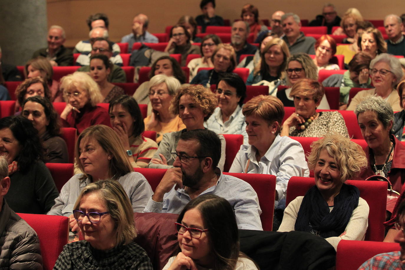 El cantautor asturiano habla en la obra de sus experiencias con la gastronomía