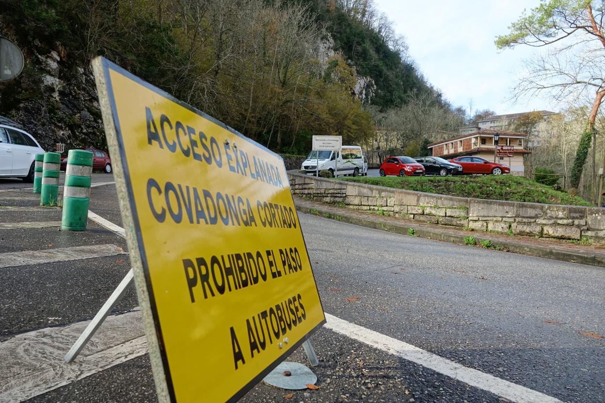 Un cartel anuncia las restricciones en la rotonda de El Peregrino.