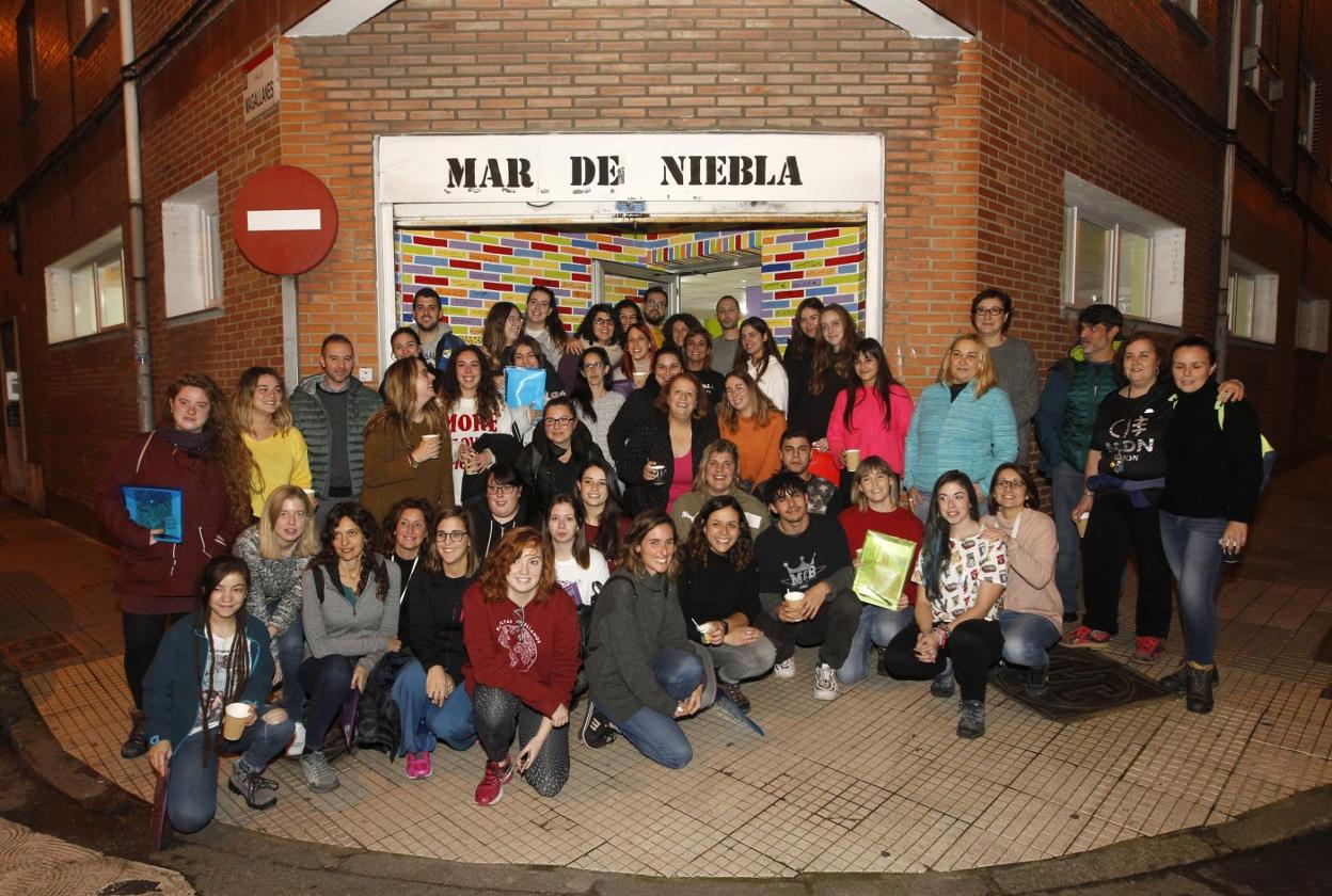 Voluntarios de Mar de Niebla, anoche, frente a la sede, antes de iniciar el conteo. 