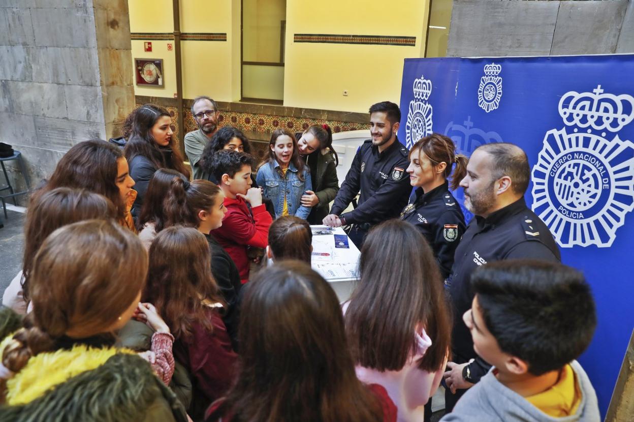 Estudiantes charlan con agentes de la Policía Nacional. 