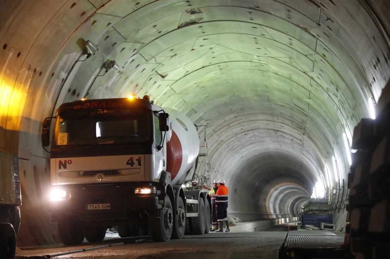 Una hormigonera, en el macrotúnel derecho, en plena descarga. 