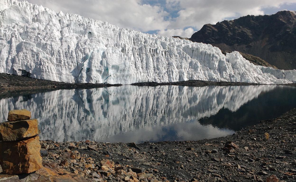 La extinción de los glaciares, como el de la imagen, en Perú, es uno de los síntomas palpables del calentamiento global.