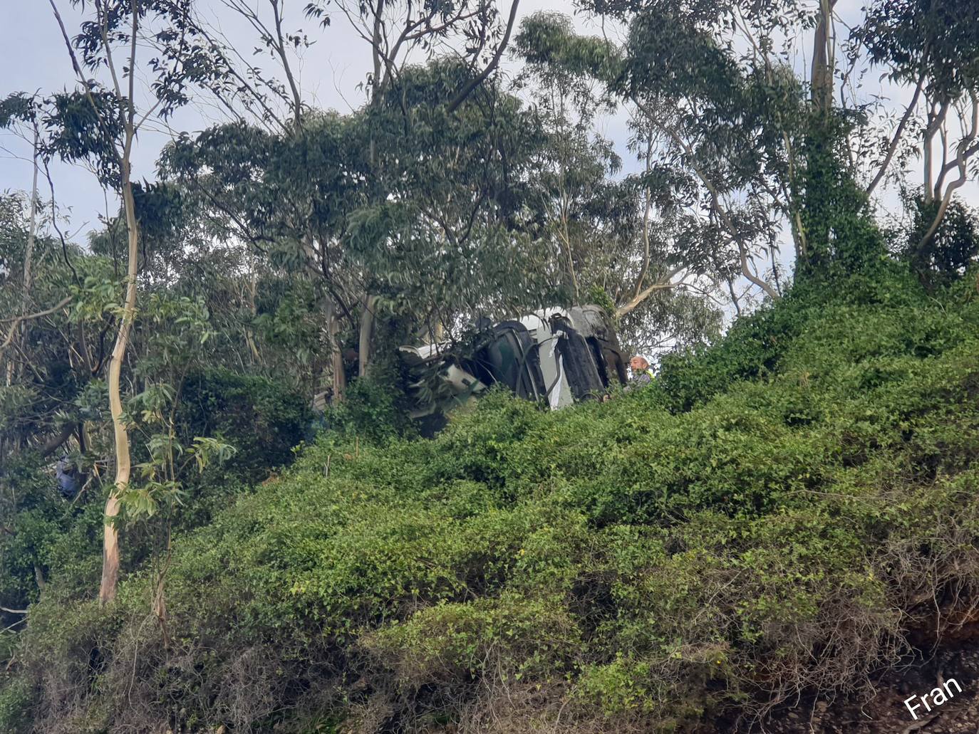 El camión volcó al salirse de la vía