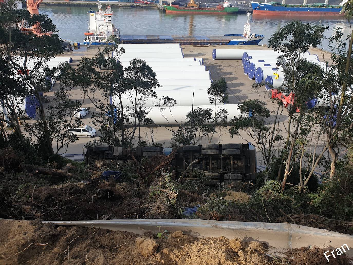 El camión volcó al salirse de la vía