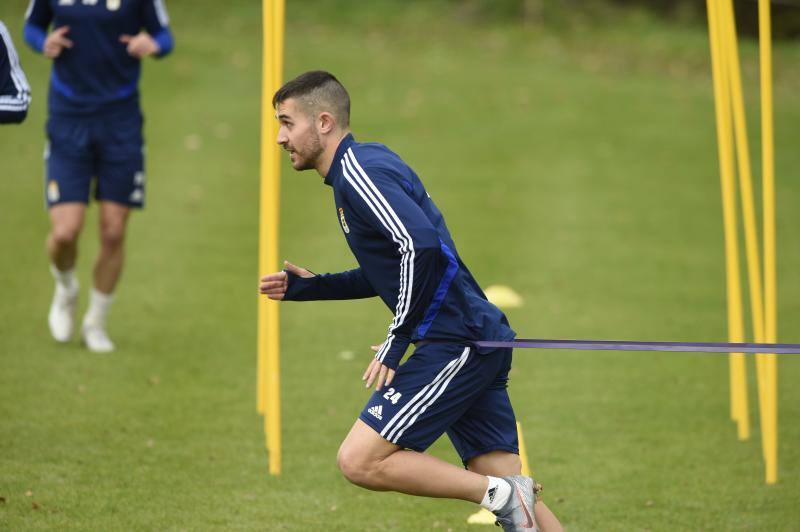 Los jugadores del Real Oviedo han entrenado este miércoles para preparar el encuentro del próximo domingo contra el Rayo Vallecano. 