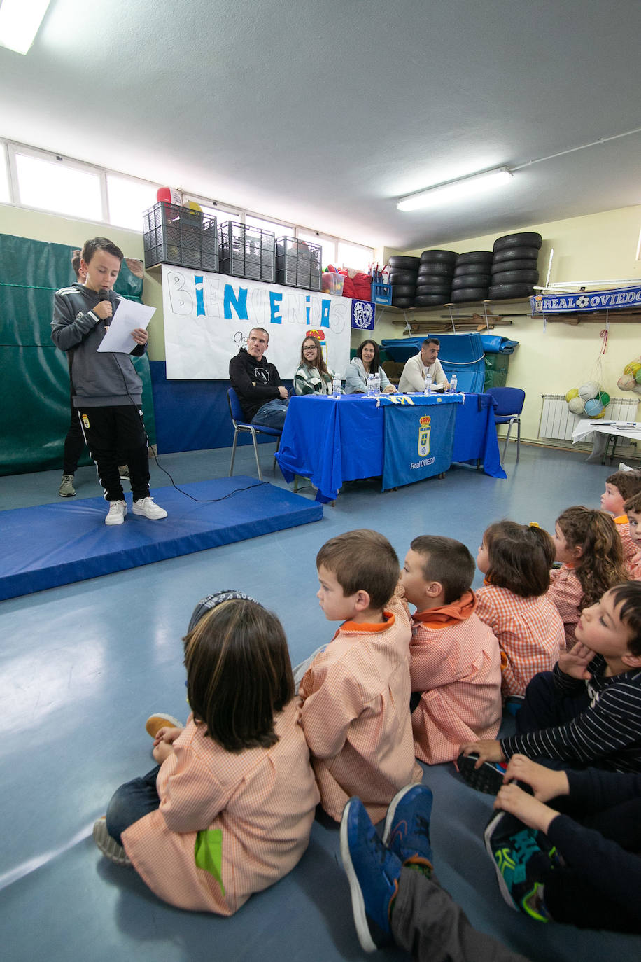 Los alumnos y alumnas del CP El Carbayu (Lugones) llenaron una de sus aulas ataviados de camisetas y bufandas del Real Oviedo para recibir a sus ídolos del primer equipo, los mediocentros Lolo y Sergio Tejera, y a las referentes del femenino, Henar Muiña y Gloria Villamayor. Los aficionados más jóvenes arrancaron las sonrisas y confidencias de los futbolistas en una semana que no ha sido buena para ninguno de los dos equipos. 