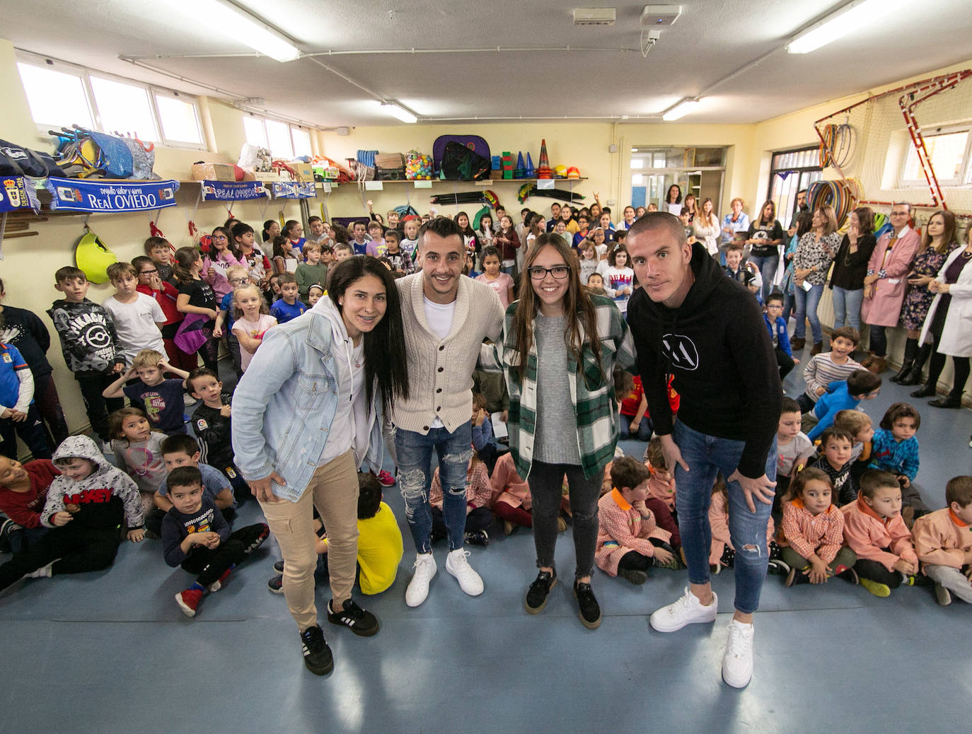 Los alumnos y alumnas del CP El Carbayu (Lugones) llenaron una de sus aulas ataviados de camisetas y bufandas del Real Oviedo para recibir a sus ídolos del primer equipo, los mediocentros Lolo y Sergio Tejera, y a las referentes del femenino, Henar Muiña y Gloria Villamayor. Los aficionados más jóvenes arrancaron las sonrisas y confidencias de los futbolistas en una semana que no ha sido buena para ninguno de los dos equipos. 