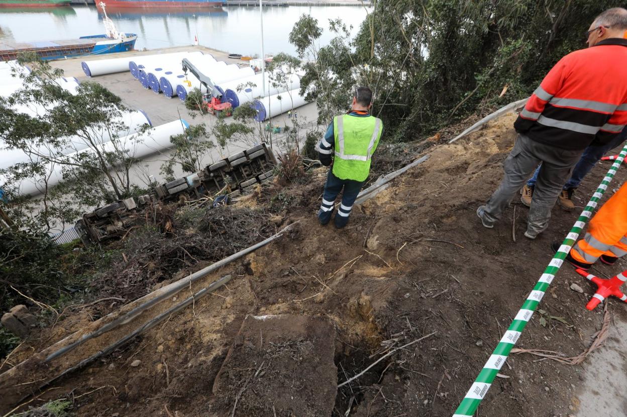 Vista del camión siniestrado desde la AS-328, en el punto desde el que cayó. 