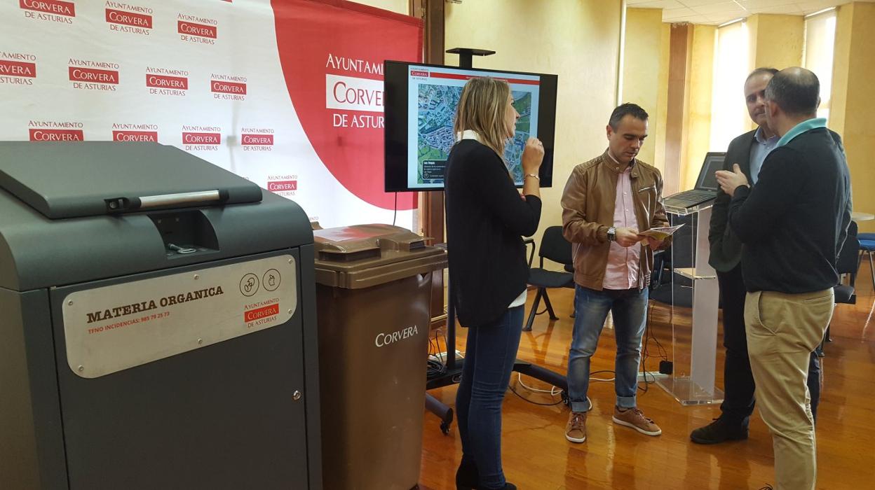 Presentación del nuevo contenedor marrón que se instalará en Corvera. 