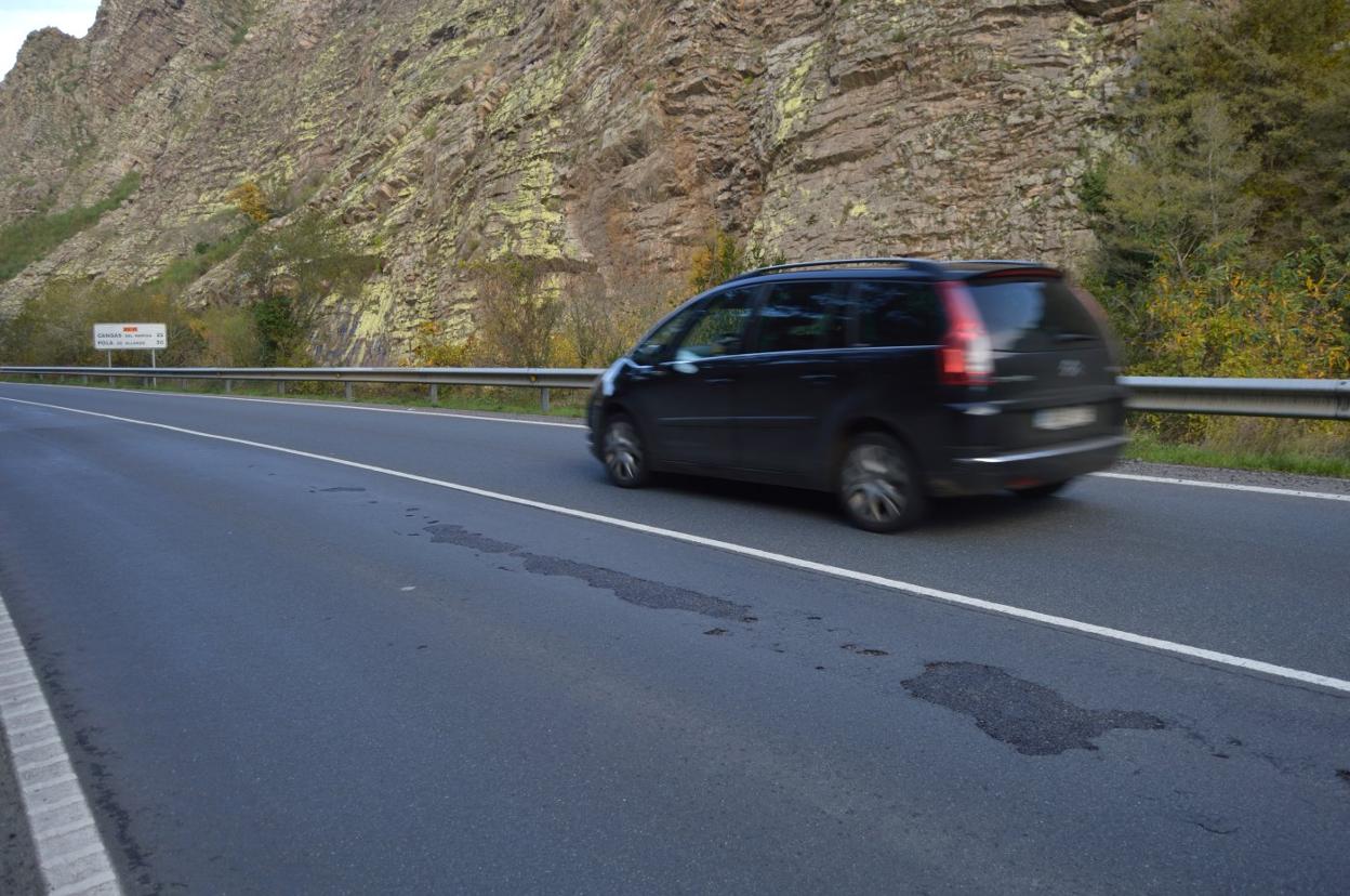 El tramo de la carretera en el que hay más baches, a la altura de La Florida, en Tineo. 