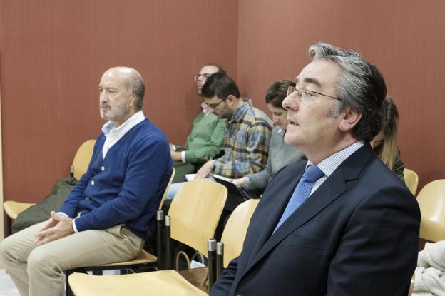 Luis Venta Cueli y Pablo González, instantes antes del comienzo del juicio por el anónimo. 